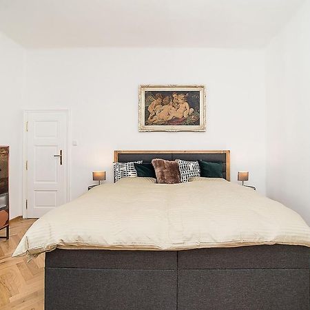 Newly Renovated 1-Bed Apartment At Charles Bridge Prague Exterior photo