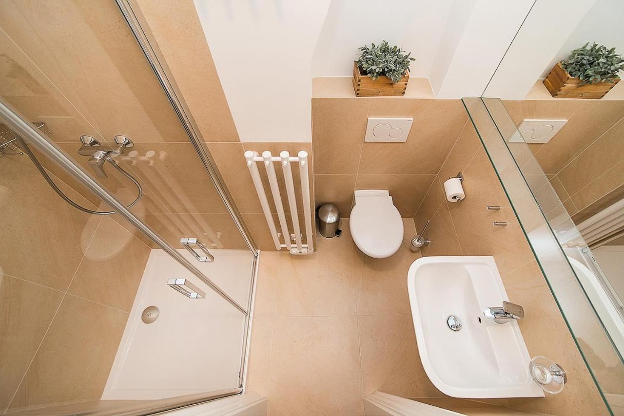 Newly Renovated 1-Bed Apartment At Charles Bridge Prague Exterior photo