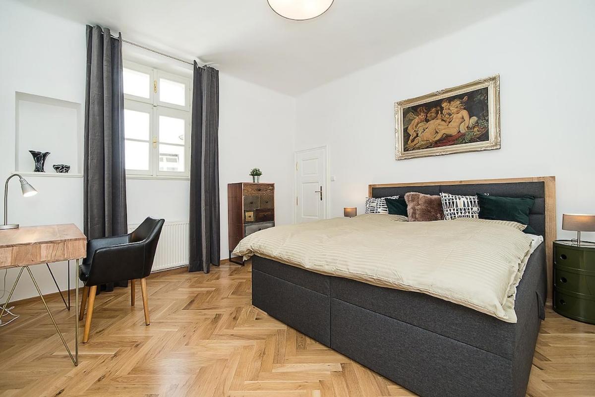 Newly Renovated 1-Bed Apartment At Charles Bridge Prague Exterior photo