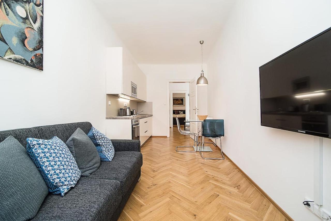 Newly Renovated 1-Bed Apartment At Charles Bridge Prague Exterior photo