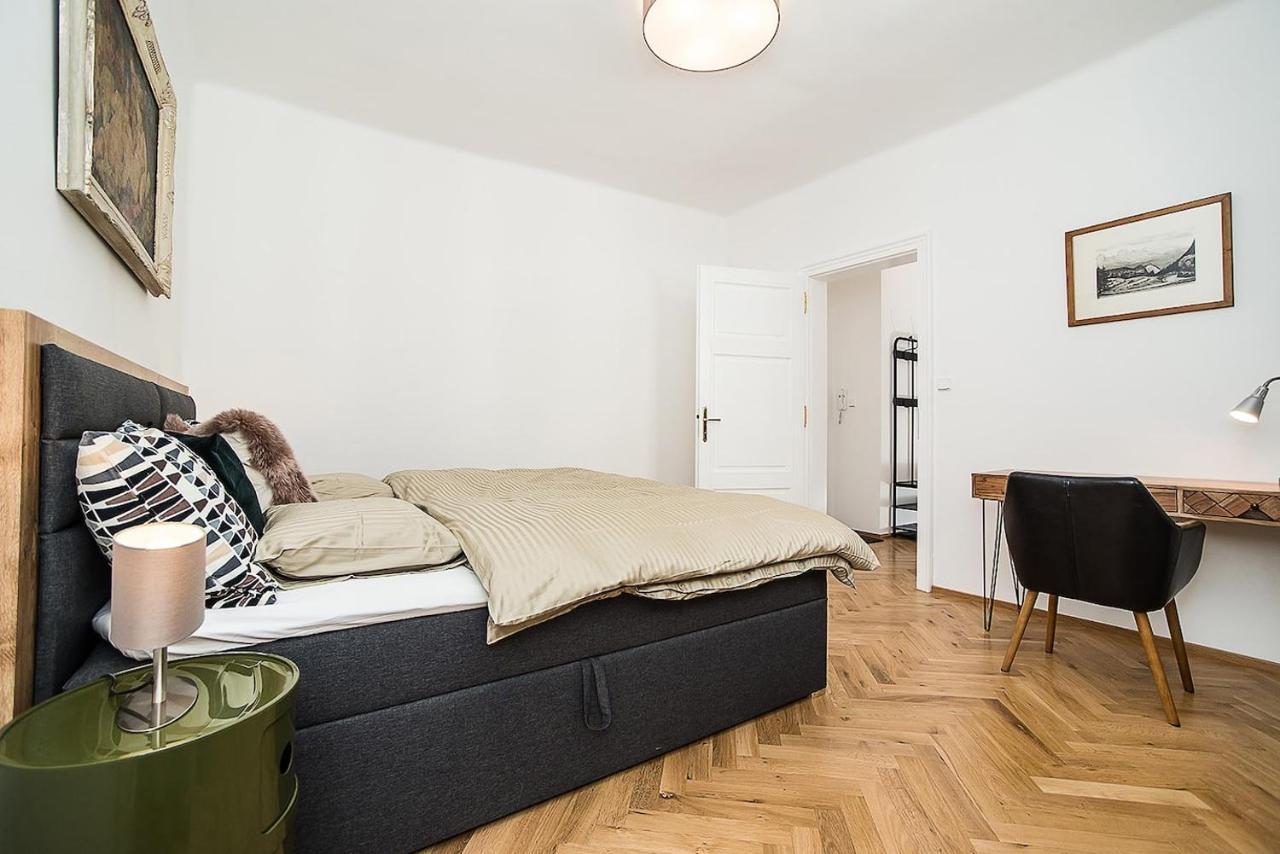 Newly Renovated 1-Bed Apartment At Charles Bridge Prague Exterior photo