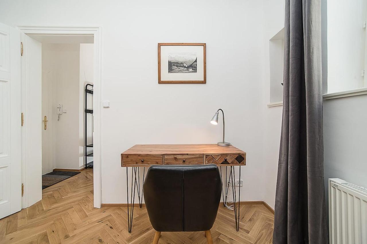Newly Renovated 1-Bed Apartment At Charles Bridge Prague Exterior photo