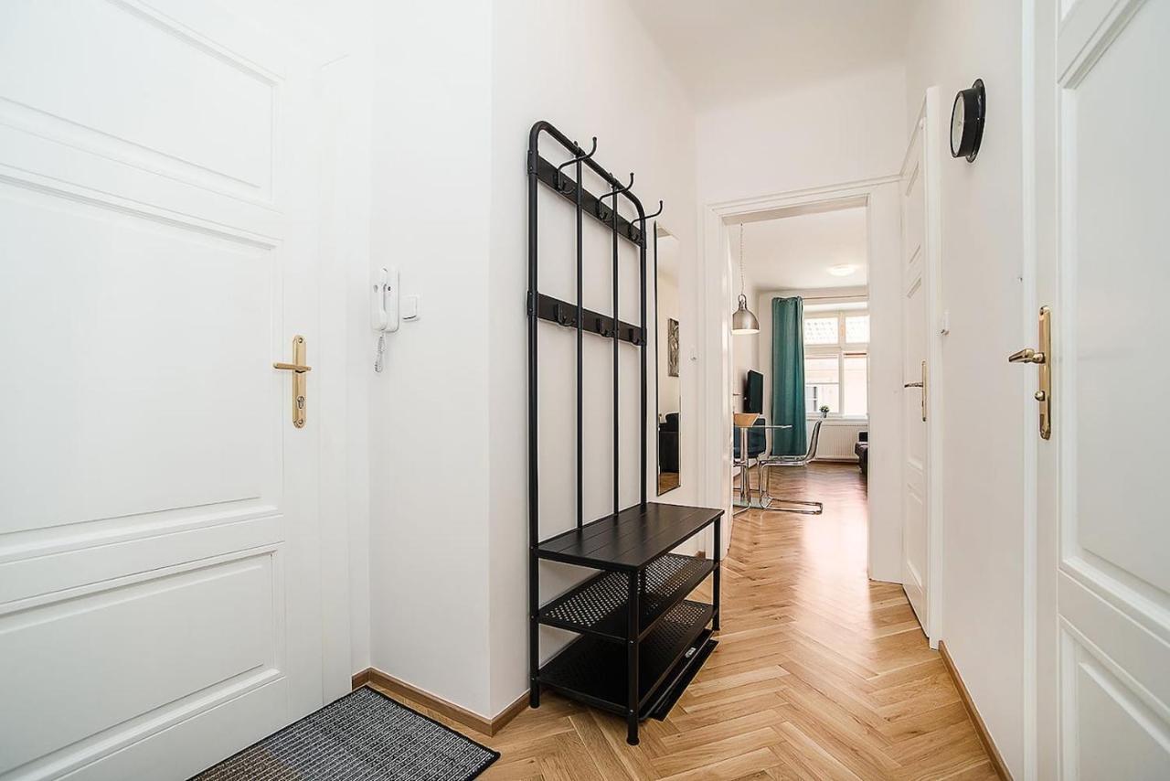 Newly Renovated 1-Bed Apartment At Charles Bridge Prague Exterior photo