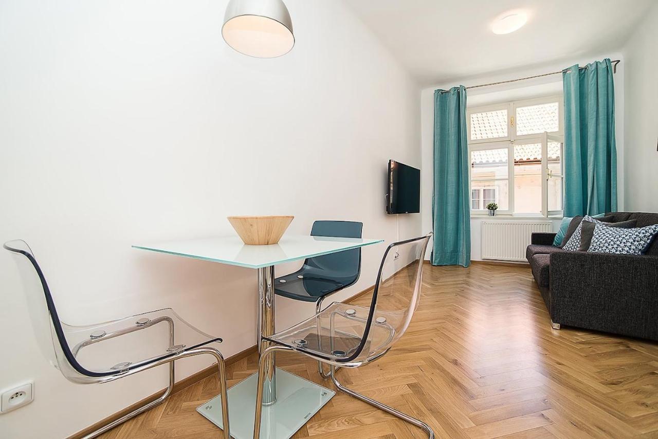 Newly Renovated 1-Bed Apartment At Charles Bridge Prague Exterior photo