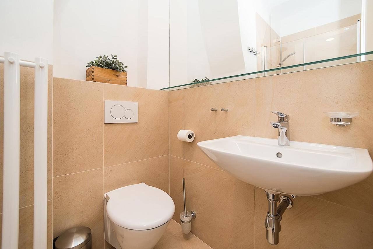 Newly Renovated 1-Bed Apartment At Charles Bridge Prague Exterior photo